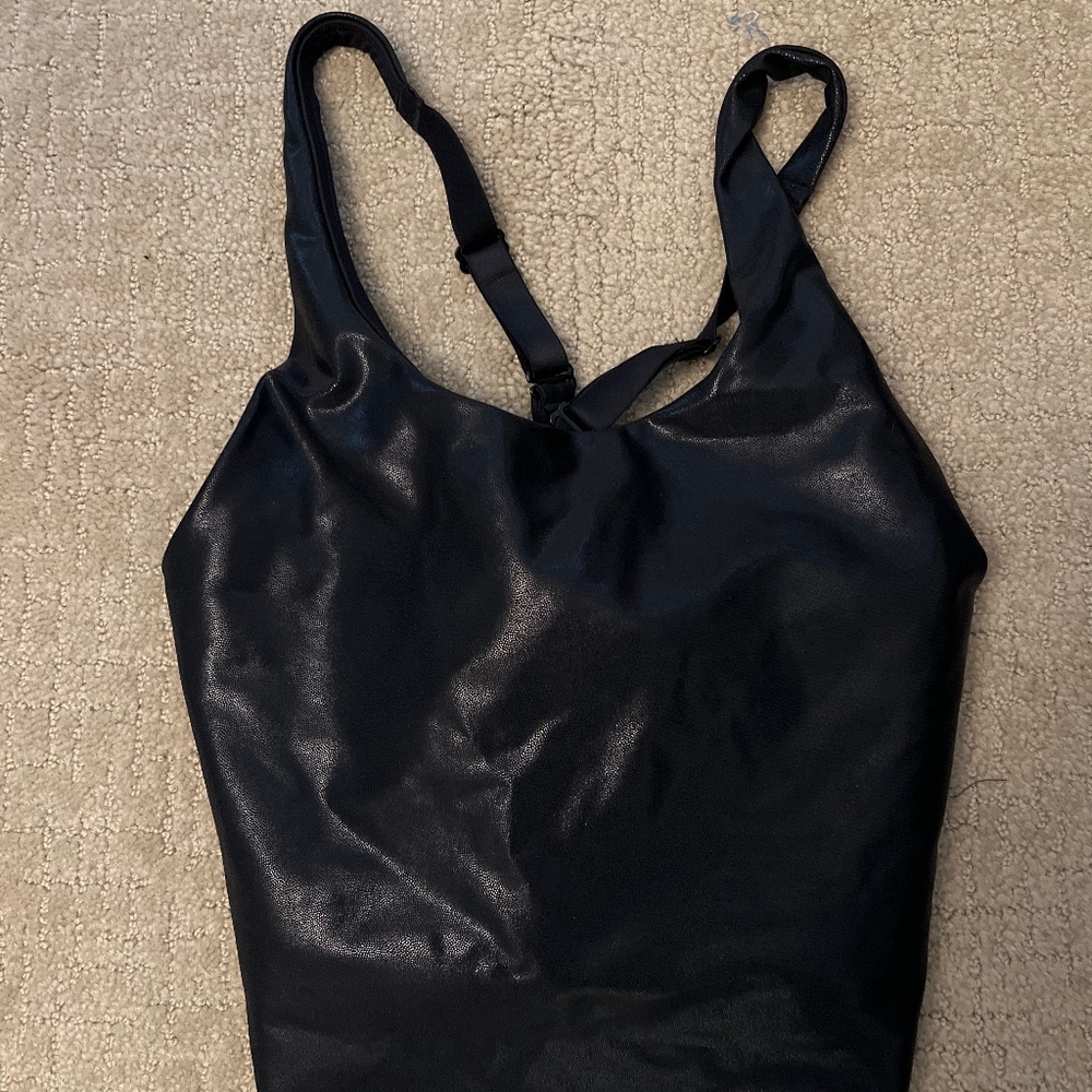 Longline Black shiny sports bra